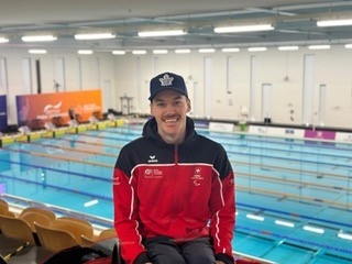 Bastien vorm Schwimmbecken